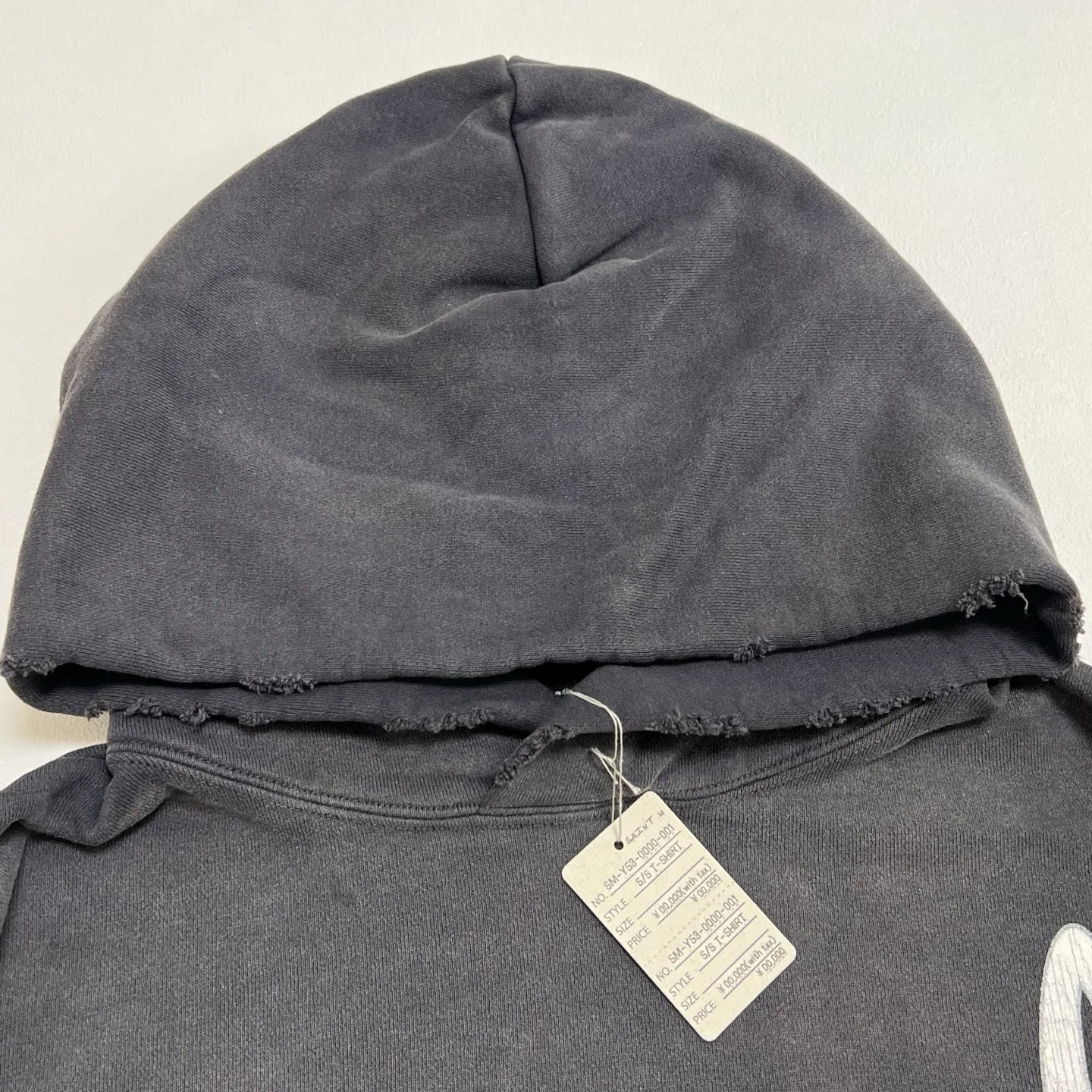Details SAINT Mxxxxxx × FEAR OF GOD FG_HOODIE/SNT OF GOD/BLK FOG co-branded ETERNAL praying crosshair distressed hoodie. Washed black S-XL. This season's hot and super popular co-branded model. The original version is the same. Thin spring and summer fabrics. Comfortable upper body. BOXY version with short fat wide shoulder line. Fashion darling wears a high-end feel. Heavy washing and water fading process. Ma Liu is repositioned. Excessive wear and damage graffiti treatment. Correct version FOG joint main mark/wash mark/little angel mark